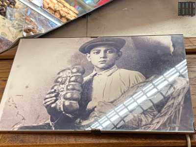 �A fondare l�attivit� fu il mio bisnonno Giovanni � racconta il proprietario �. Il locale fu poi trasformato in un panificio da mio nonno Luigi che si trasfer� in questa sede�. A questo proposito ci mostra una foto di quest�ultimo con una pagnotta tra le mani...